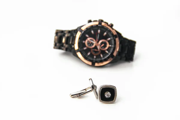 Запонки и наручные часы изолированы на белом — стоковое фото