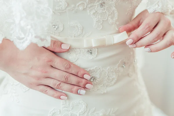 Poner hermoso vestido de novia en —  Fotos de Stock