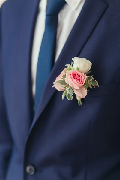 Mãos de noivo de casamento se preparando no terno — Fotografia de Stock