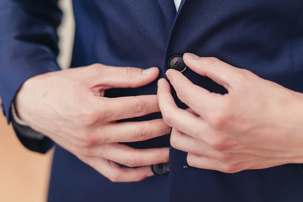 Mãos de noivo de casamento se preparando no terno — Fotografia de Stock
