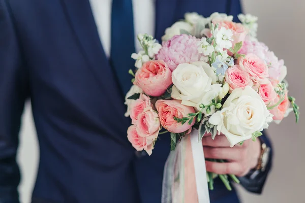 Brudgummen i blå klänning med en bukett blommor — Stockfoto