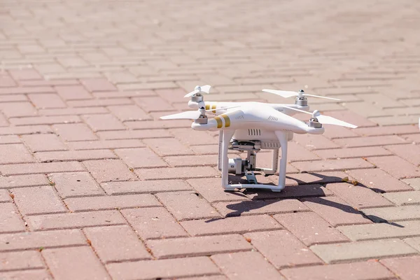 Quadcopter one on the ground, ready to fly — Stock Photo, Image