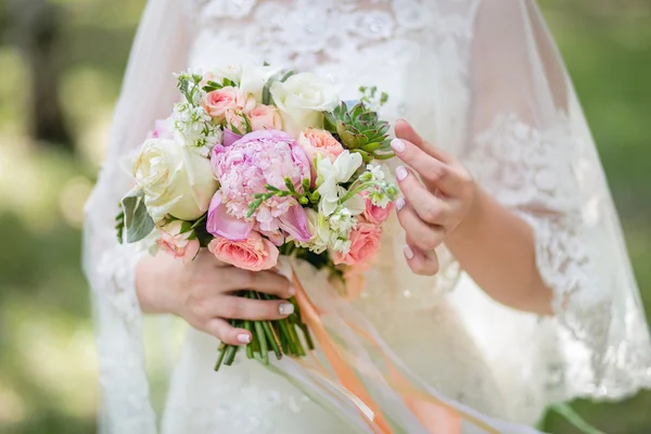 新娘或 bridemaid 与花束，特写 — 图库照片