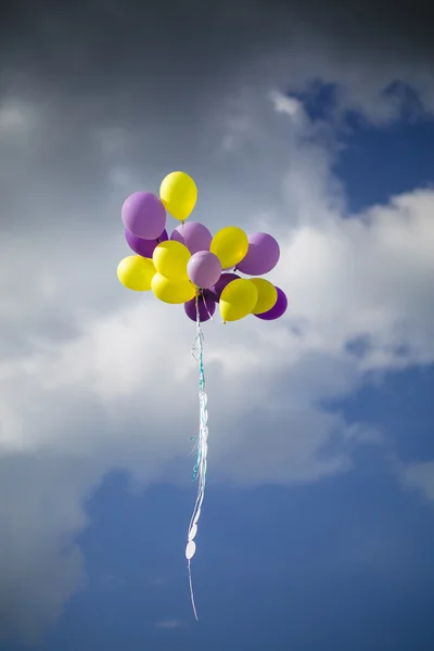 Voando no céu bolas amarelas e roxas . — Fotografia de Stock