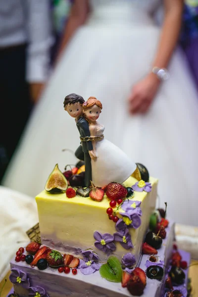 Bolo de casamento com bagas — Fotografia de Stock