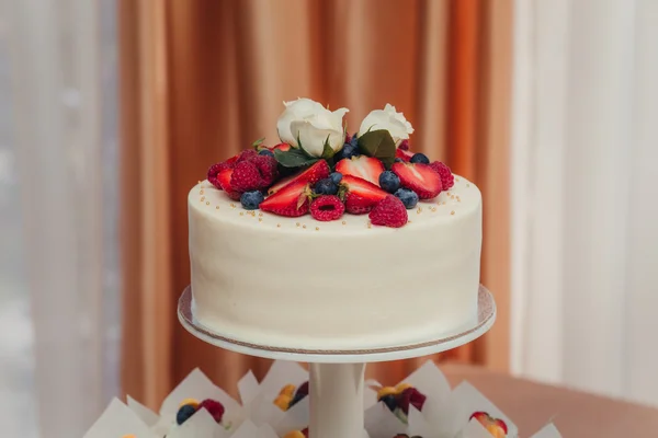 Deliziosa torta di biscotti con fragole fresche, lamponi, mirtilli. Compleanno o festa di matrimonio — Foto Stock