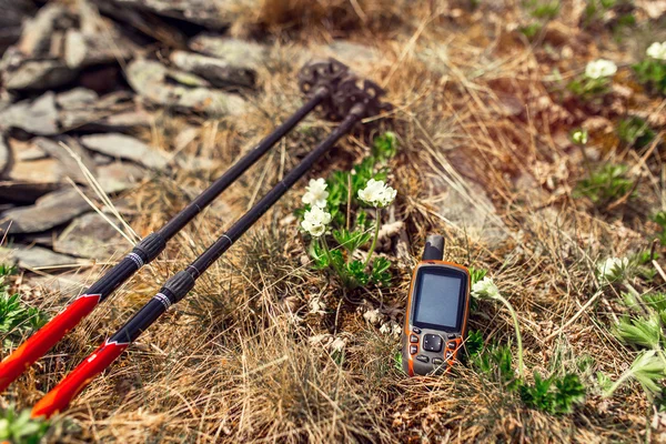 Navegador GPS profissional moderno e paus de trekking na primavera — Fotografia de Stock