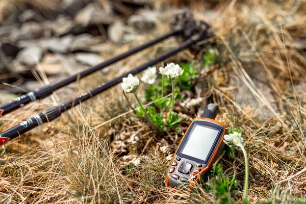 Bahar üzerinde modern profesyonel Gps navigator ve trekking sopa — Stok fotoğraf