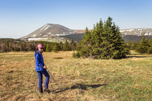 Wanderin, die unter den Strahlen der Morgensonne in der — Stockfoto