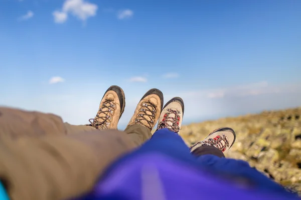 Dois caminhantes levantando os pés e descansando — Fotografia de Stock