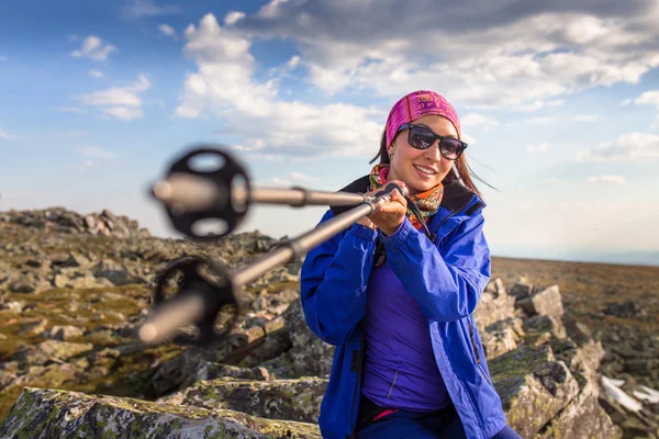 Excursionistas femeninas con bastones de trekking — Foto de Stock