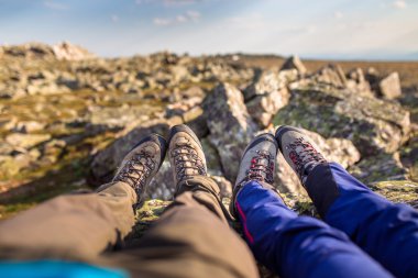 akşam güneşin yürüyüş botları iki çift