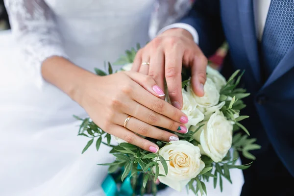 Glad brud och brudgum på deras bröllop kramas — Stockfoto