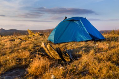 çadır günbatımı bakan dağlar ve bir vadi içinde