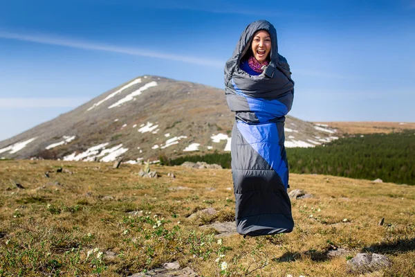 山の草の上に寝袋で観光女性ハイカー — ストック写真