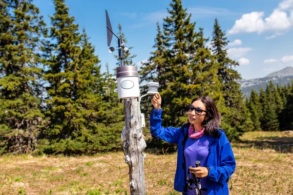 Enheter meteorologisk station i wild forest reserve. — Stockfoto