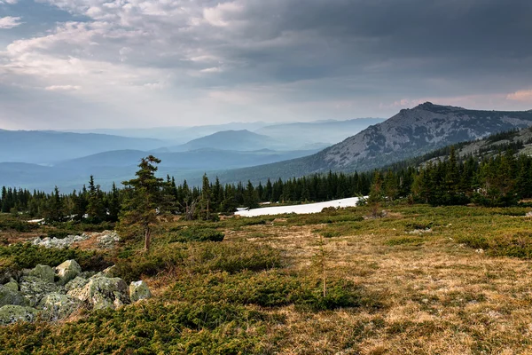 Berglandskap med himmel och moln, Iremel, Uralbergen, — Stockfoto