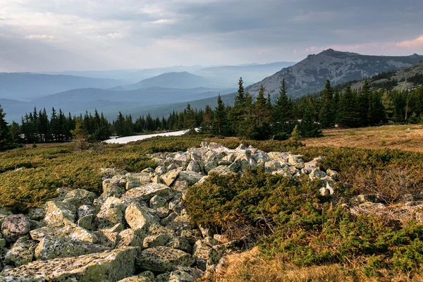 Horská krajina s nebe a mraky, Iremel, pohoří Ural, — Stock fotografie