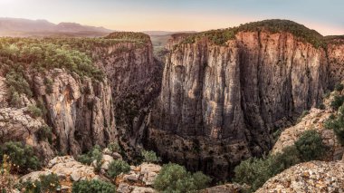 Türkiye 'de güneş doğarken büyüleyici ve derin bir Tazi kanyonu. Ünlü bir turistik yer, fotoğraf çekmek ve dağlarda yürüyüş yapmak için harika bir yer. Koprulu Doğa Parkı