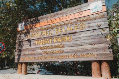 06 Eylül 2020, Türkiye, Antalya: Tahta bir tahtanın üzerinde Kursunlu şelalesinin doğal parkının girişi hakkında bir yazı var.