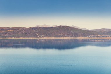 Isparta bölgesindeki Burdur Gölü 'nün panoramik manzarası. Türkiye 'de seyahat ve doğal su kaynakları kavramı