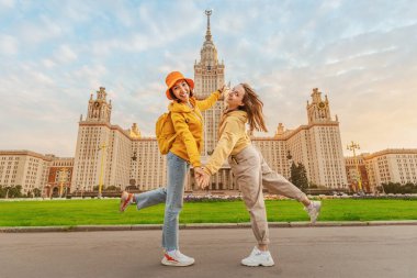 Moskova Üniversitesi 'nin arka planında iki kız arkadaş. Eğitim, turizm ve tatil konsepti