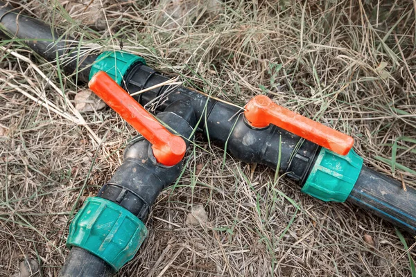 聚氯乙烯塑料管与水龙头的连接 用于农田灌溉用水供应 园艺和管道业 — 图库照片