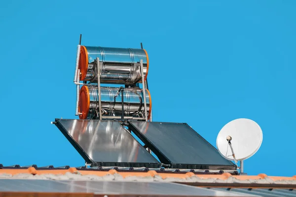 Kulübenin Çatısında Varilleri Internet Bağlantısı Antenleri Olan Güneş Panelleri — Stok fotoğraf