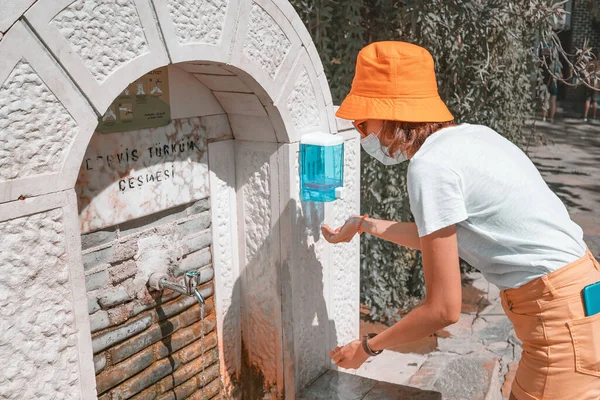 Setembro 2020 Turquia Antalya Mulher Feliz Lava Mãos Rua Cidade — Fotografia de Stock