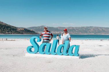 07 Eylül 2020, Burdur, Türkiye: Yerel turistler Salda Gölü önünde fotoğraf çekiyor