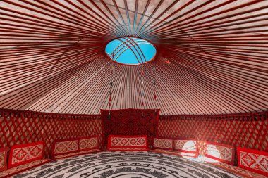 Yurt 'un içi. Orta Asya göçebelerinin kültüründe taşınabilir bir çadır evidir. Ev dekorasyonu için etnik ve yerel desenler