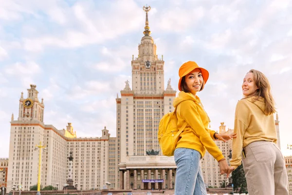 Dwie Koleżanki Studentki Tle Budynku Uniwersytetu Moskiewskiego Koncepcja Edukacji Turystyki — Zdjęcie stockowe