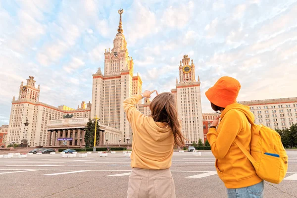 Kvinnliga Vänner Reser Till Turistattraktioner Moskva Kvinnlig Student Berättar Och — Stockfoto