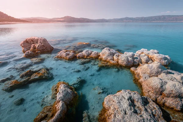 Vacker Och Pittoresk Panoramautsikt Över Sjön Eller Havet Klippiga Formationer — Stockfoto