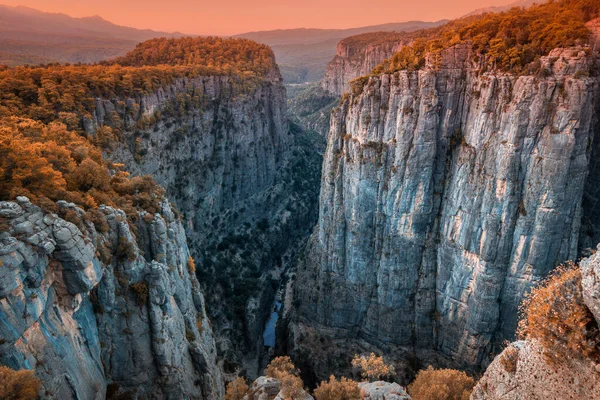 土耳其塔齐峡谷中的一个大而风景如画的峡谷 阳光灿烂 金牛座山中著名的旅游胜地和积极的娱乐和远足的地方 — 图库照片