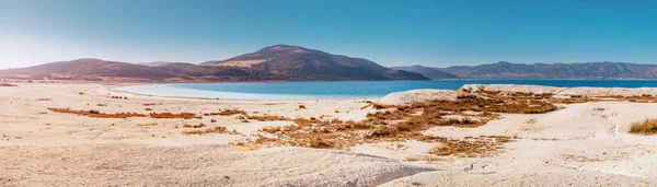 Panoramautsikt Över Den Vita Sandstranden Med Gräsbuskar Den Berömda Sjön — Stockfoto