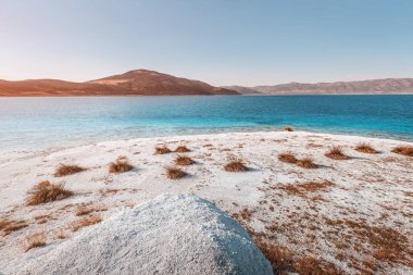 Türkiye 'deki ünlü Salda Gölü üzerinde çimen çalıları olan beyaz kumlu plajın panoramik manzarası. Doğanın harikaları ve Türk maldivleri konsepti