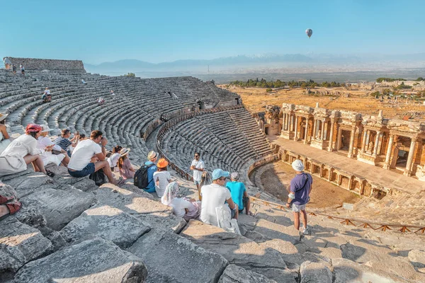 9月2020 パムッカレ トルコ ガイドは 現代トルコのヒエラポリス市の古代円形劇場で古代ギリシャのドラマや悲劇や神話についての観光客のグループを伝えます — ストック写真