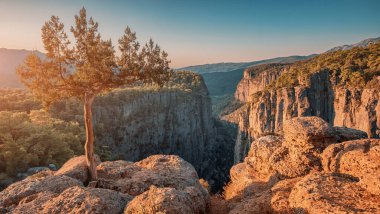 Türkiye 'deki Koprulu doğa parkındaki Tazi kanyonunun doymuş ve zıt panoramik görüntüsü. Doğal harikalar ve turistik yerler