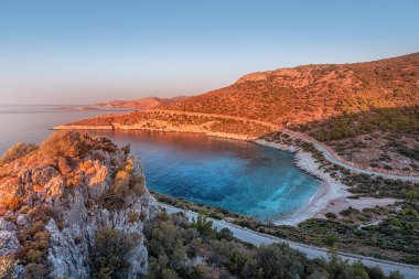 Datca Yarımadası 'ndaki Küçük Kurubuk Koyu ve Körfezi üzerinde gün doğumu. Türk doğal deniz kenarı harikaları