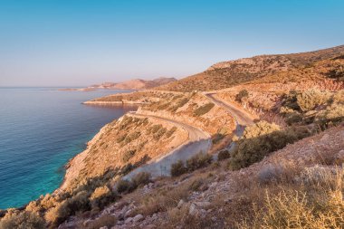Karayolu Akdeniz kıyısında yılan gibi esiyor. Tehlikeli ve güzel bir yol macerası