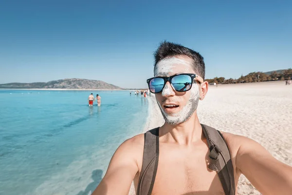 Heureux Drôle Jeune Touriste Masculin Lunettes Soleil Prend Selfie Dans — Photo