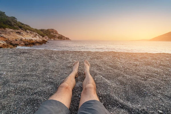 Pies Joven Una Playa Guijarros Con Vista Atardecer — Foto de Stock