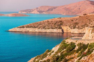 Sabahın erken saatlerinde Dodecanese Adaları 'nın ve pelerinlerin inanılmaz ana hatları. Ege Denizi 'nin kıyı şeridi ve Türkiye' deki Datca Yarımadası 'nı geçen yol manzarası.