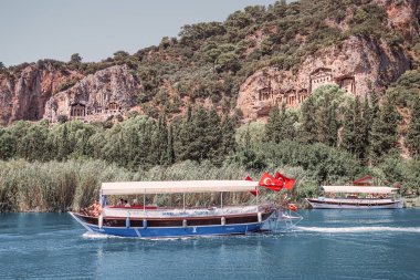 09 Eylül 2020, Dalyan, Türkiye: Türk bayraklı gemi ve feribot turistleri Akdeniz Türkiye 'nin doğal harikası - Dalyan Nehri Delta ve antik Kaunos kentine naklediyor