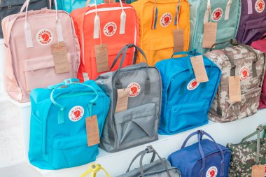 09 Eylül 2020, Dalyan, Türkiye: Kanken Fjallraven marka sırt çantaları yerel mağazada satılık