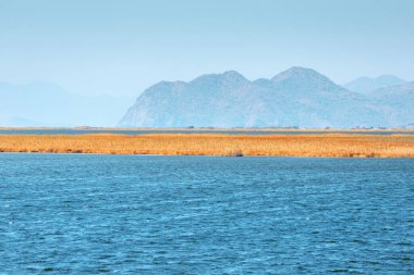 Türkiye 'de Sulungur Gölü ve Dalyan Nehri deltası. Kuşları izlemek ve balık tutmak için iyi bir yer.