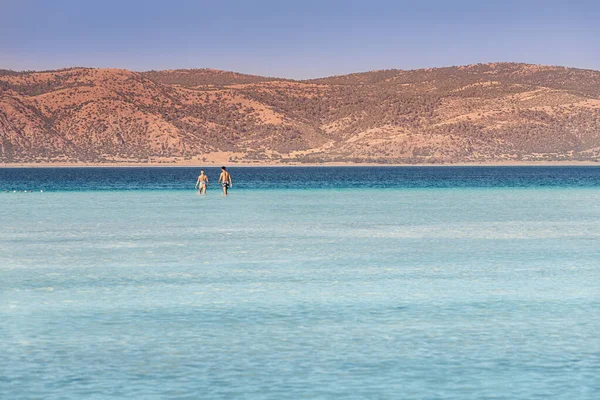 Ett Par Förälskade Promenader Det Azurblå Vattnet Sjön Salda Turkiet — Stockfoto