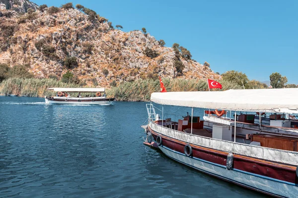 Kryssningsfartyg Och Färjor Med Turkiska Flaggor Transporterar Turister Till Det — Stockfoto