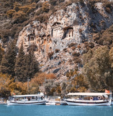 Türk bayraklı gemi ve feribot turistleri Akdeniz Türkiye 'nin doğal harikası Dalyan Nehri Delta ve antik Kaunos kentine taşıdı